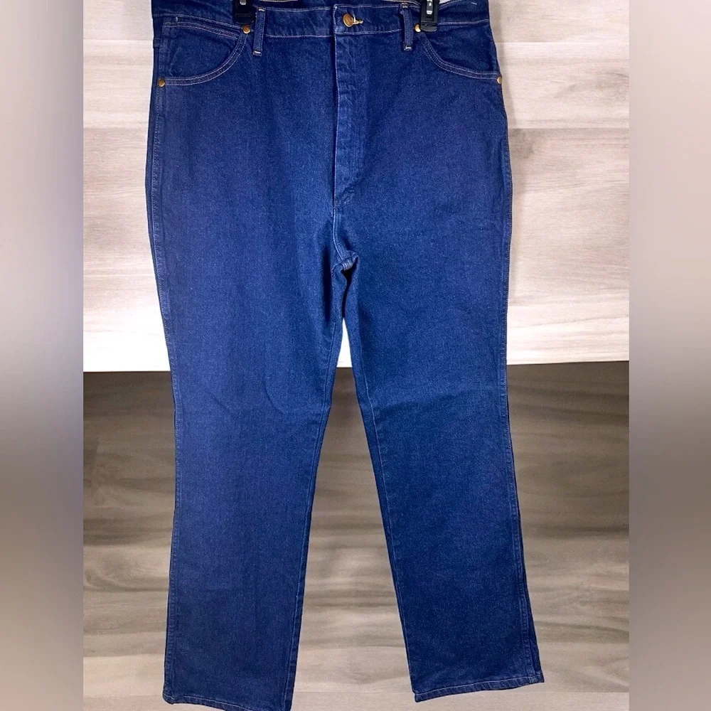, wrangler, 42x32, 98% cotton, 2% spandex.